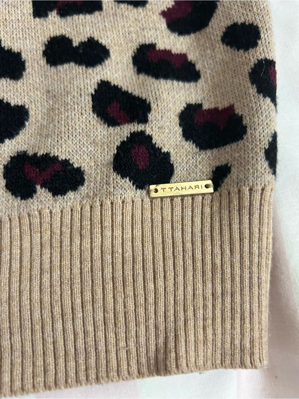 T Tahari Tan Leopard Print Crewneck Sweater Preppy Casual Animal Print - Picture 14 of 14